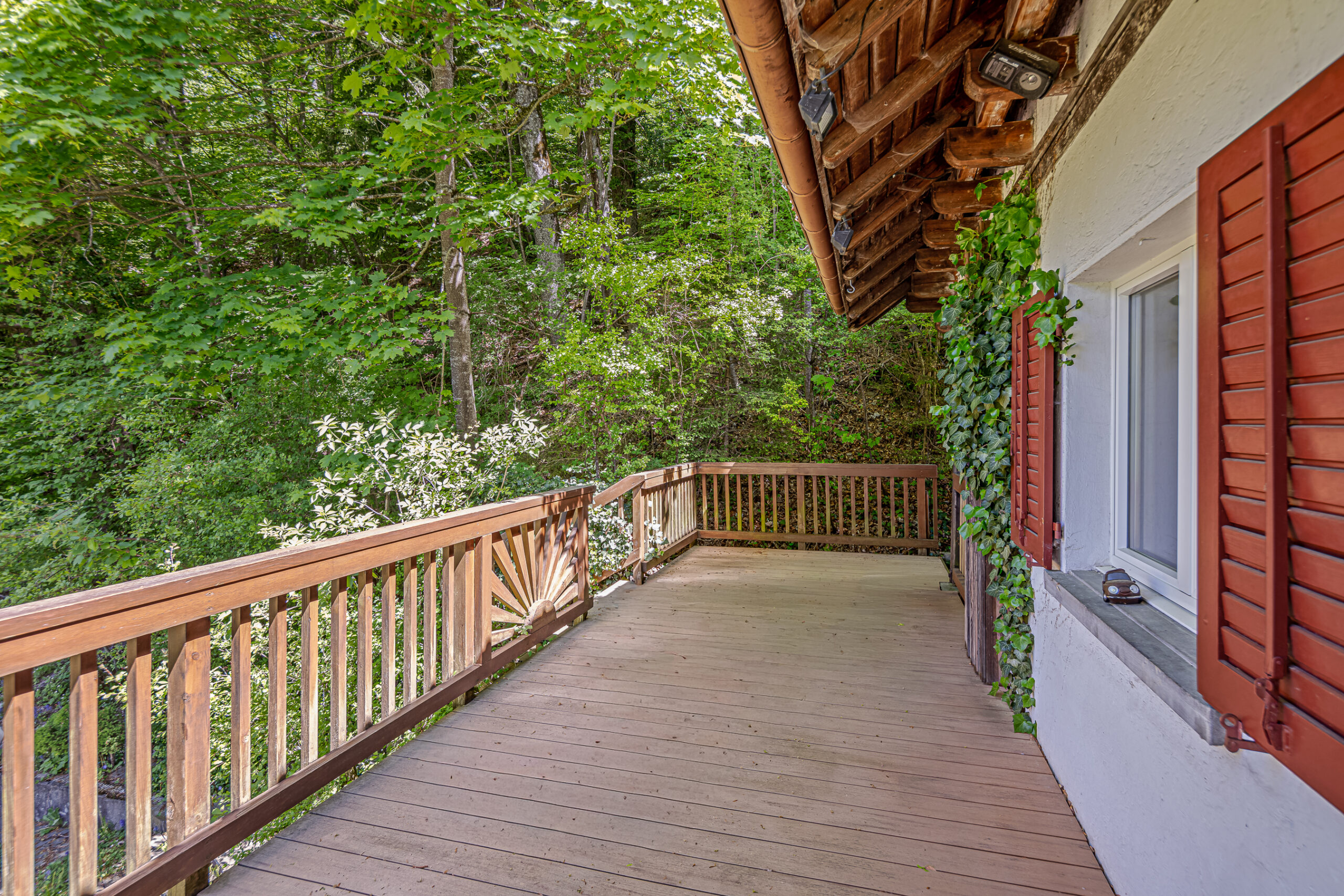 Holzbalkon mit Waldblick