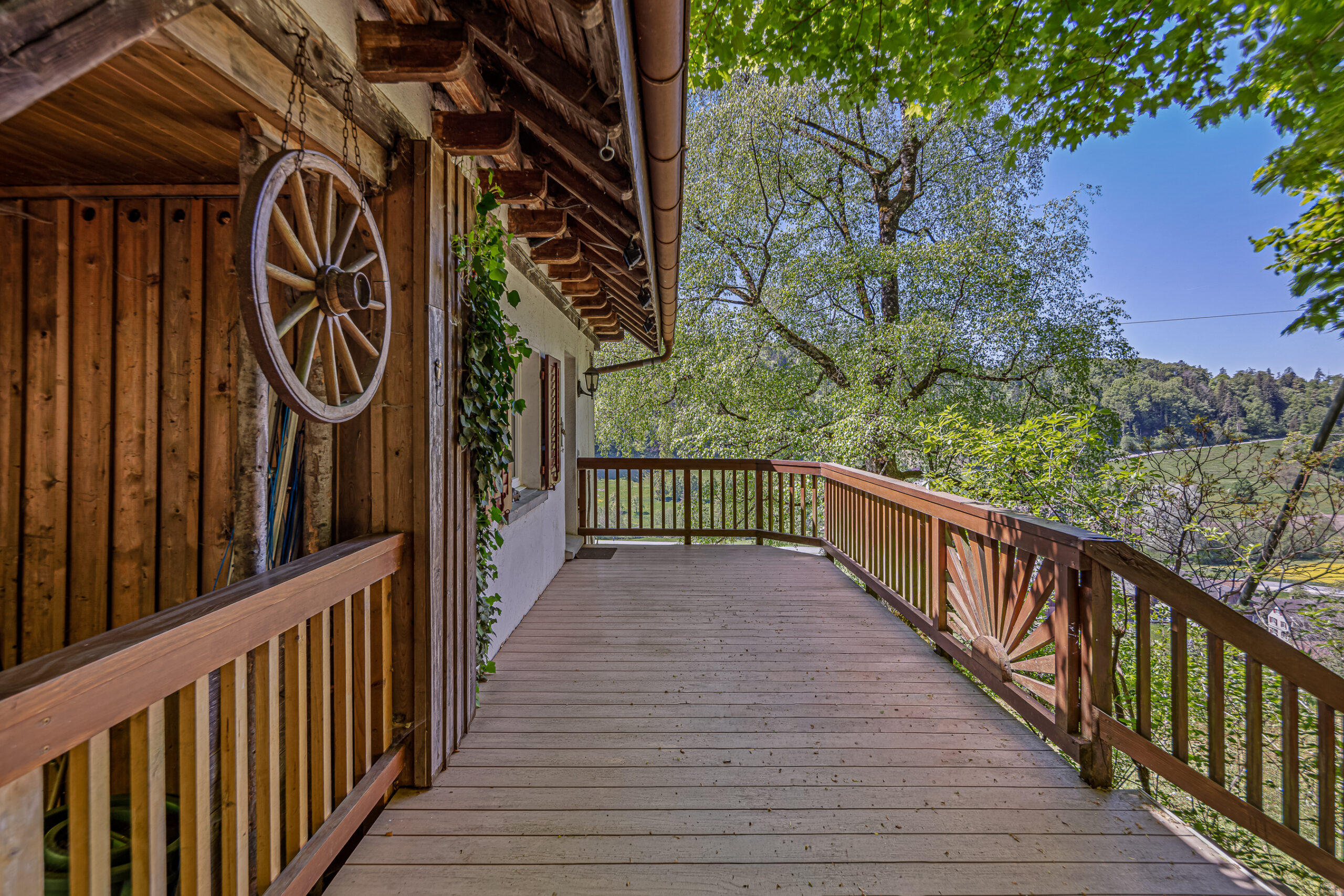 Holzbalkon mit Berg- und Talblick