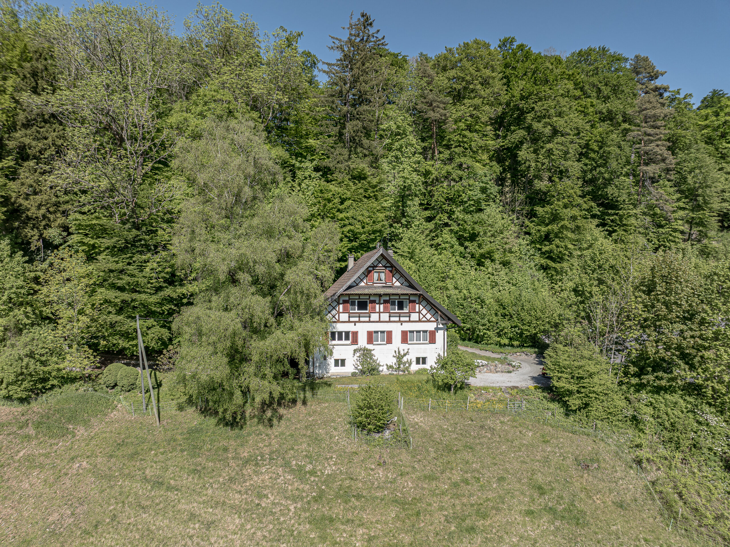 Ländliches Haus am Waldrand