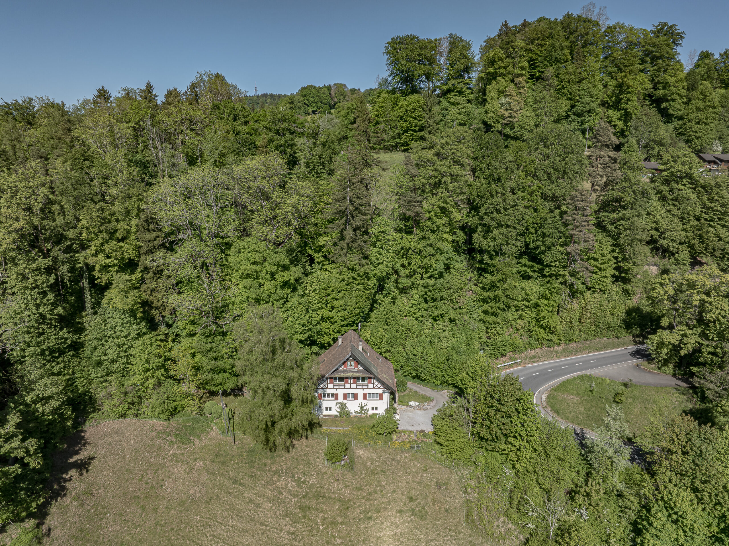 Luftaufnahme eines Hauses am Waldrand