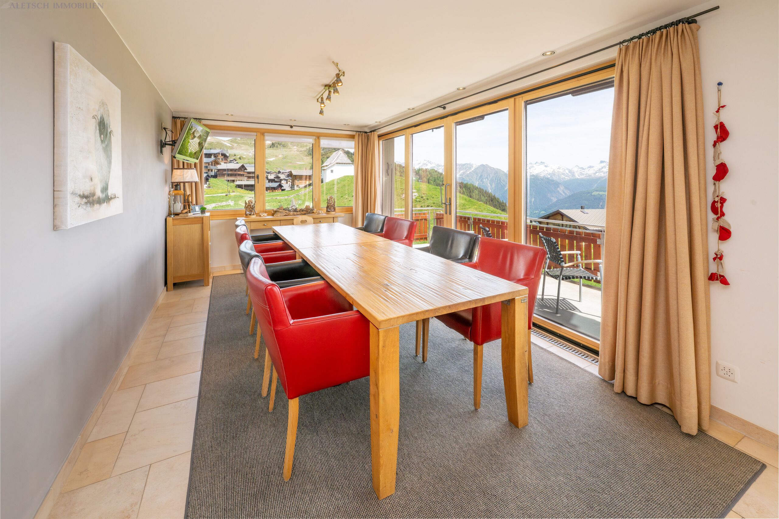 Essbereich mit Panoramablick