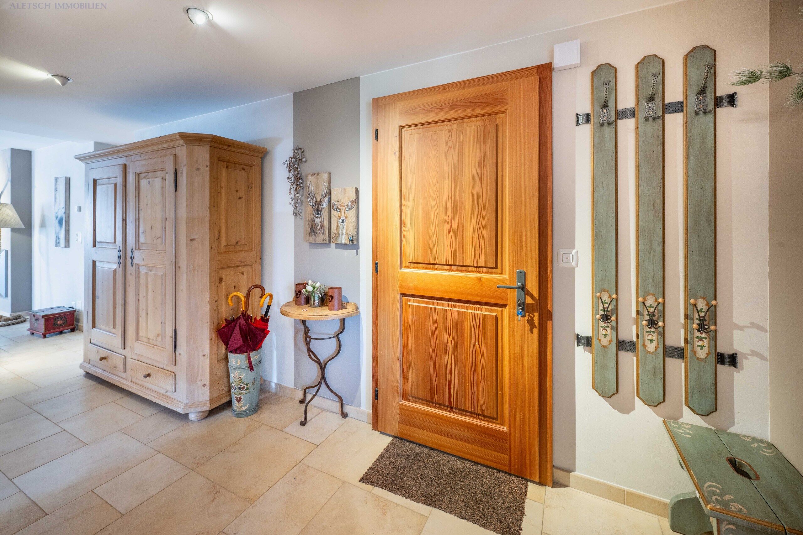 Flur mit rustikalen Holzelementen