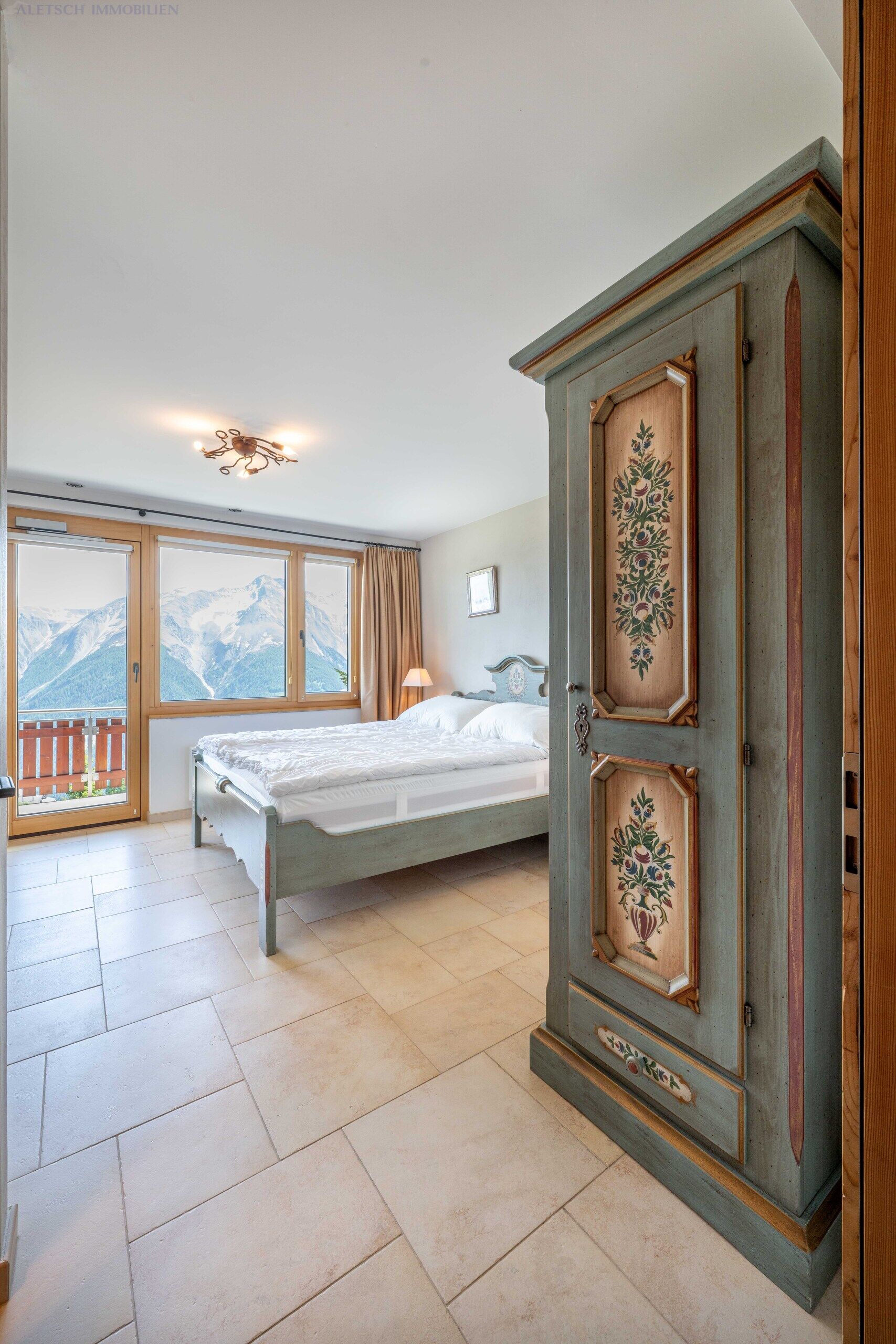 Helles Schlafzimmer mit Bergblick