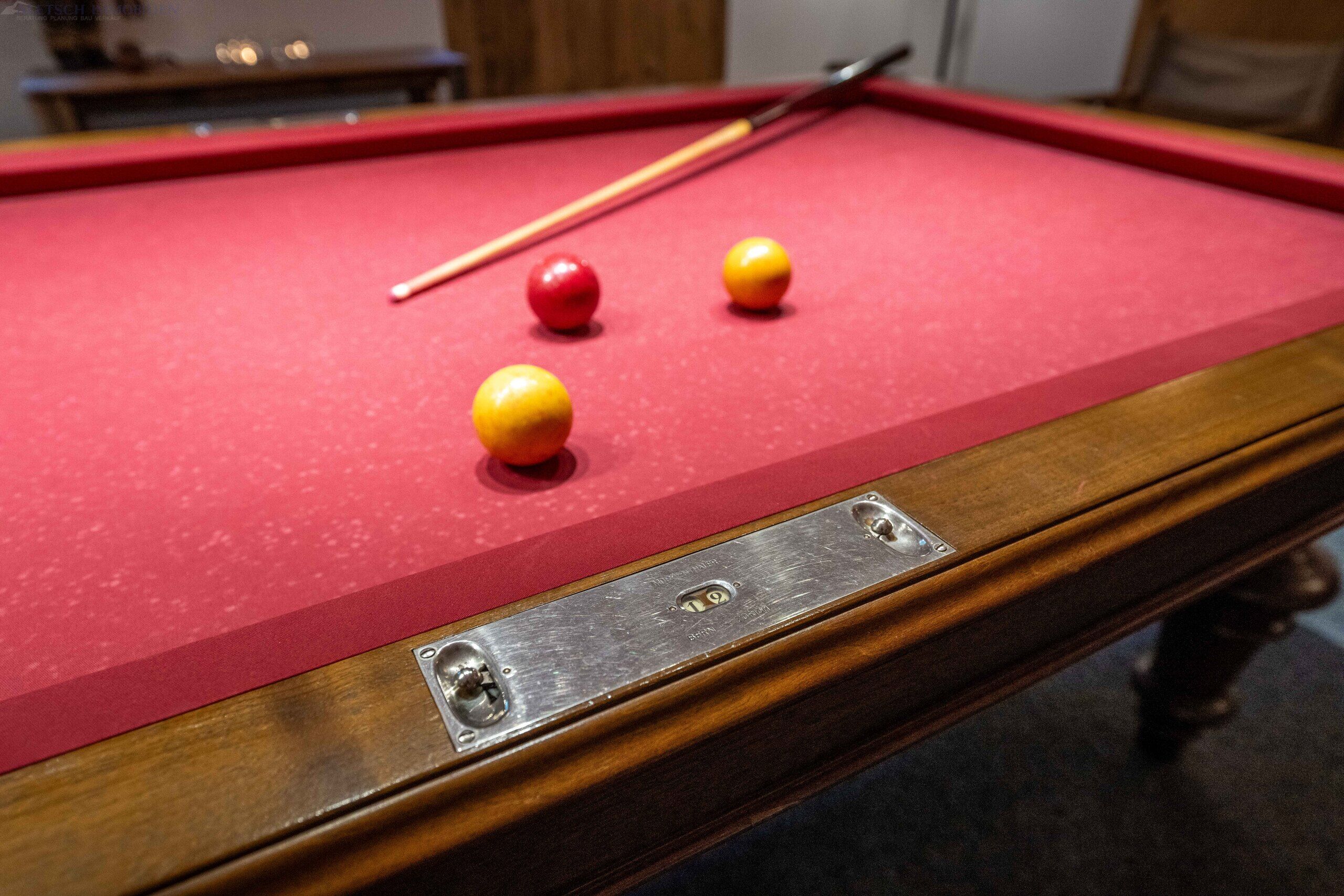 Billardtisch mit Kugeln