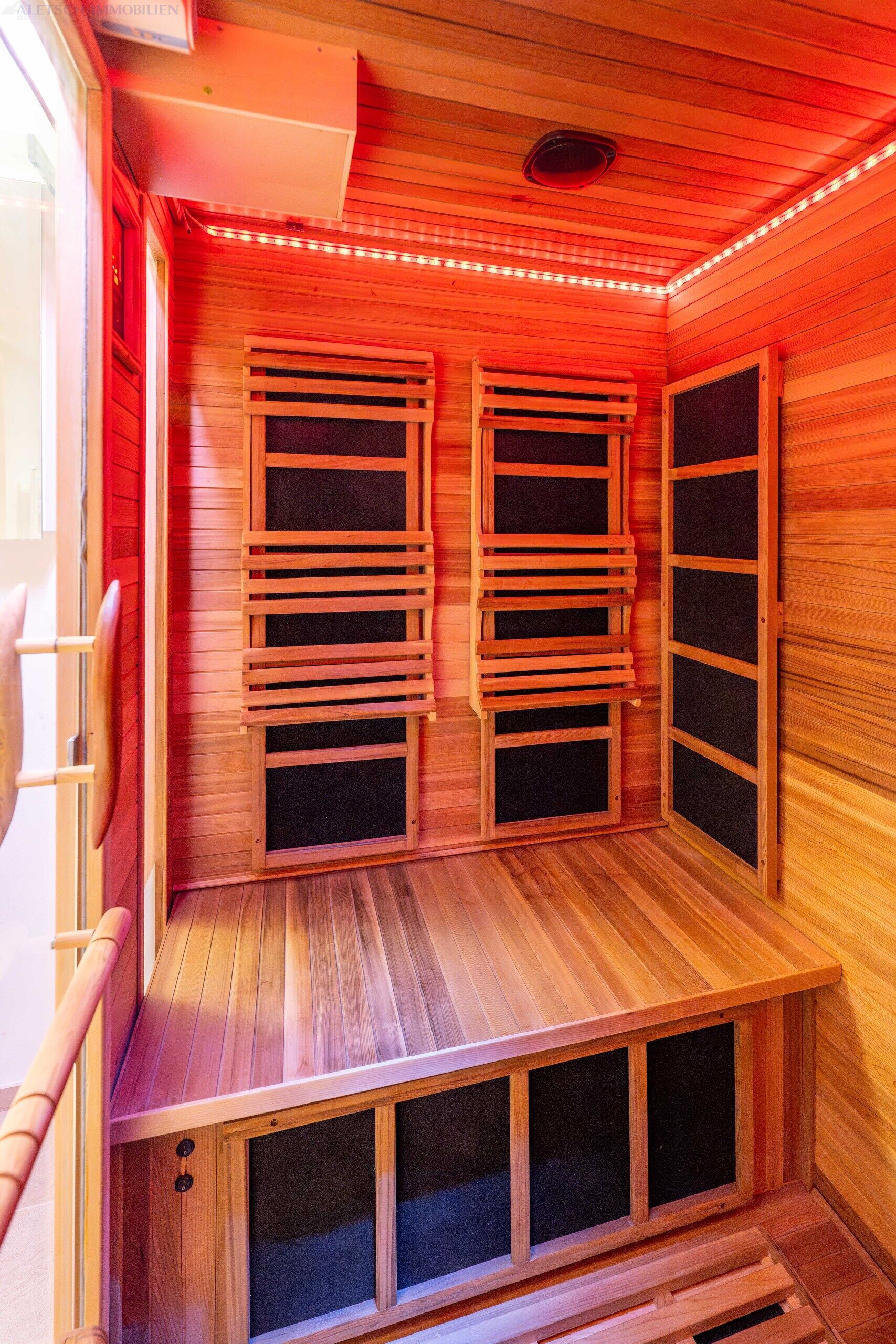 Holzsauna mit roter Beleuchtung