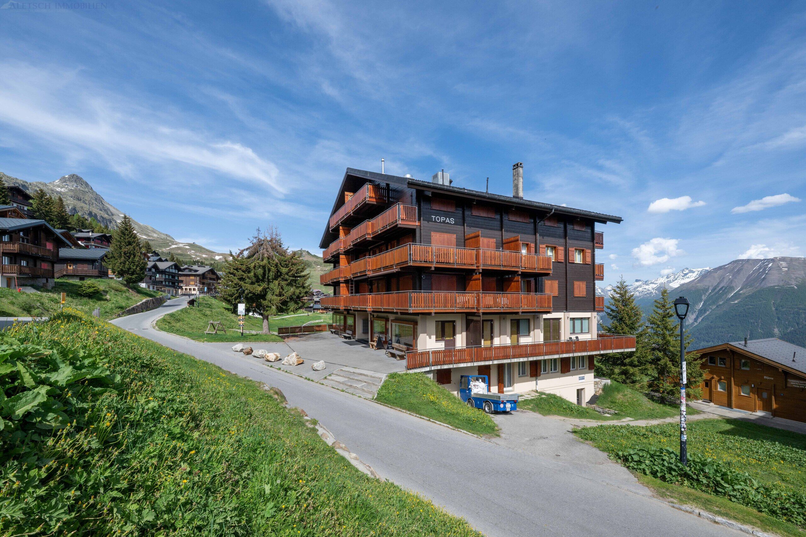 Alpenresort mit Holzfassade und Balkonen