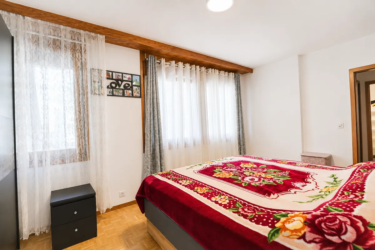 Schlafzimmer mit bedruckter Decke