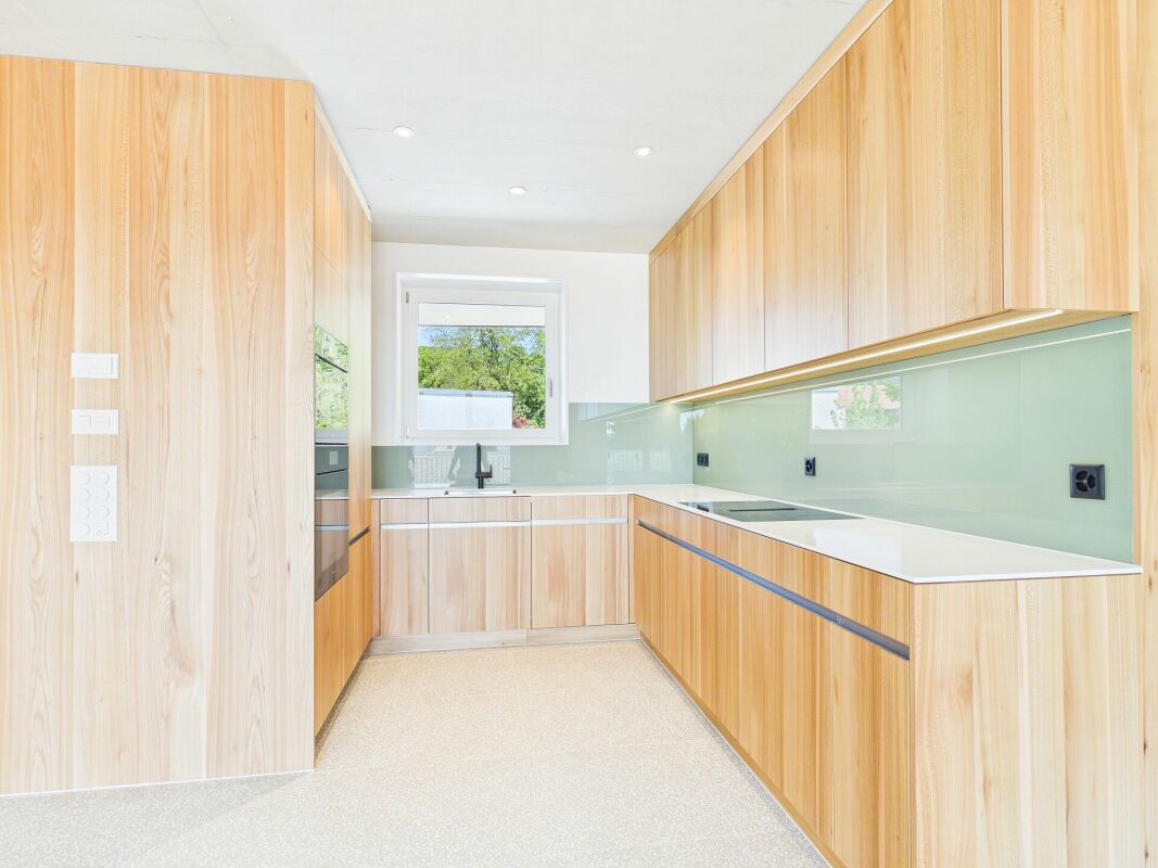 Moderne Küche mit Holzfronten