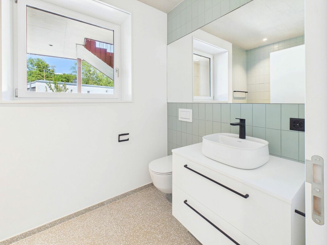 Modernes Gäste-WC mit Fenster und Waschtisch