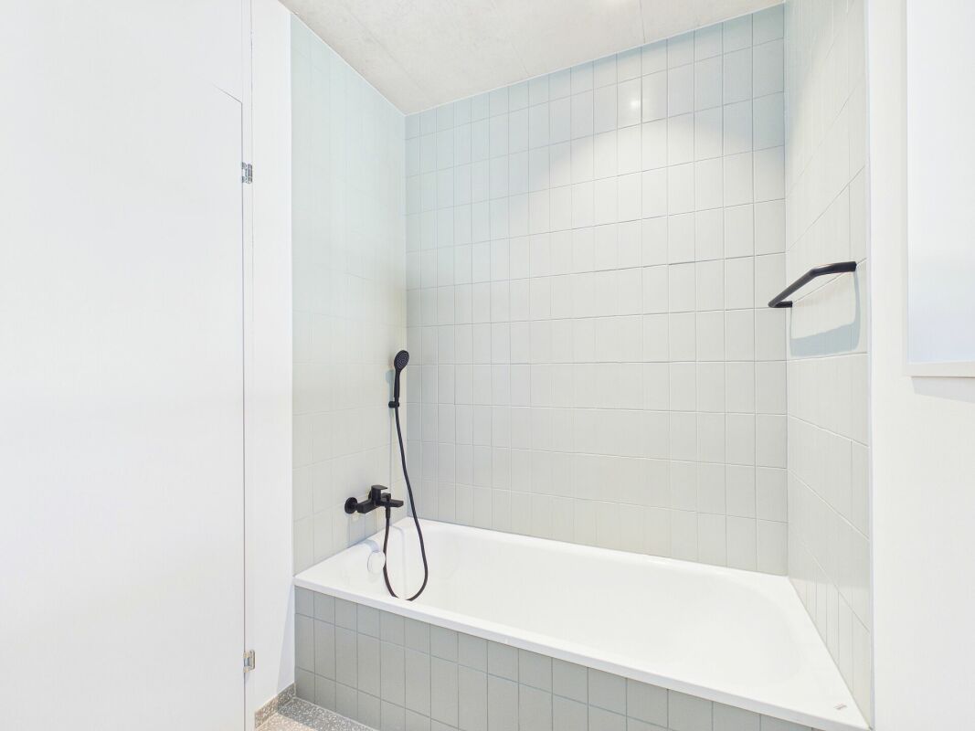 Modernes Bad mit Wanne