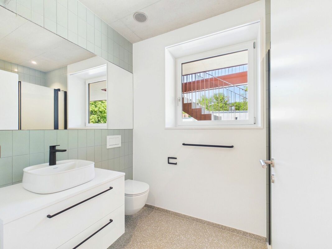 Modernes Gäste-WC mit Fenster