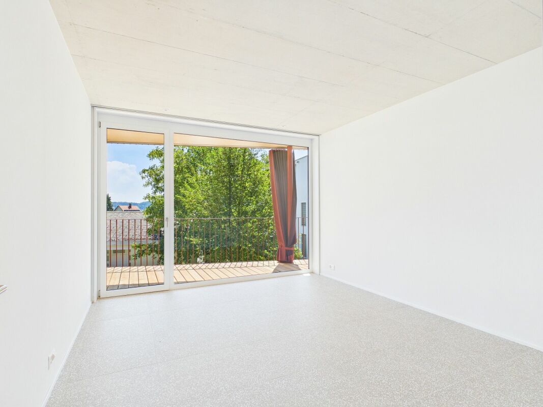 Leerer heller Raum mit Balkon- bzw. Terrassentür