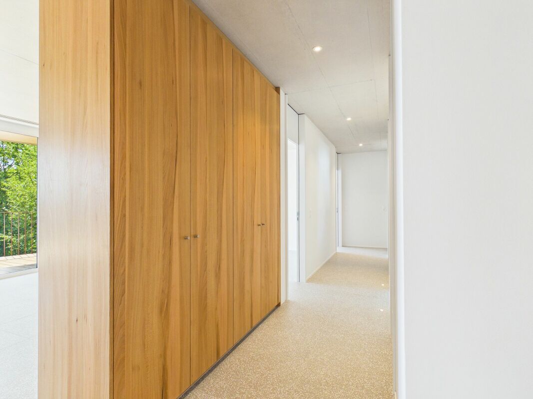 Moderner Flur mit Holz-Einbauschrank