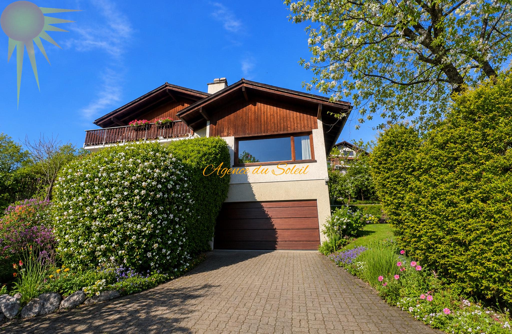 Außenansicht eines gepflegten Hauses mit Garage und Garten