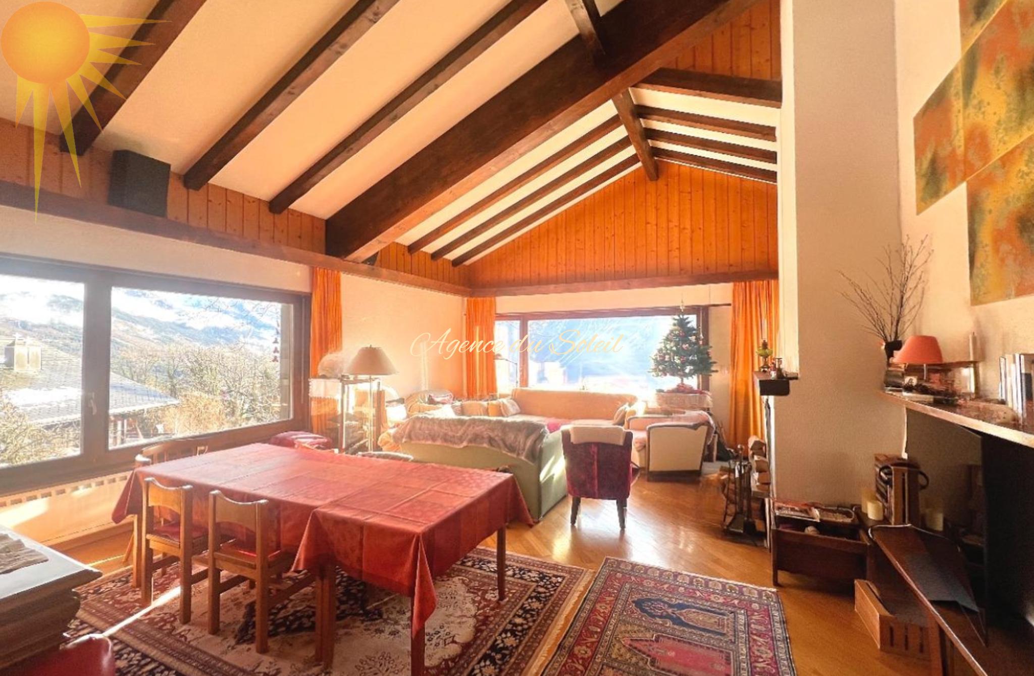 Gemütliches Wohnzimmer mit offener Esszone und Bergblick