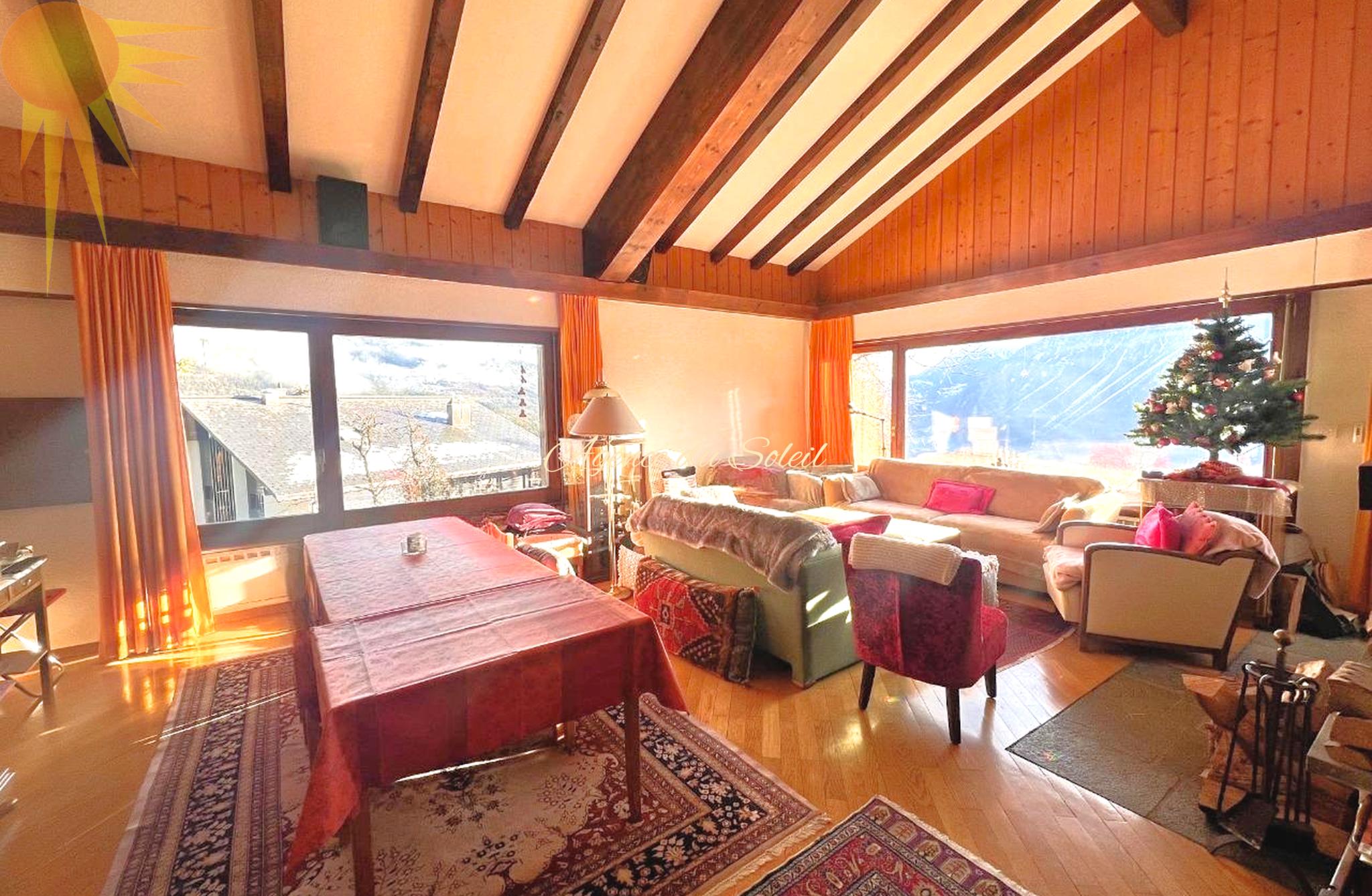 Wohnzimmer mit Bergblick