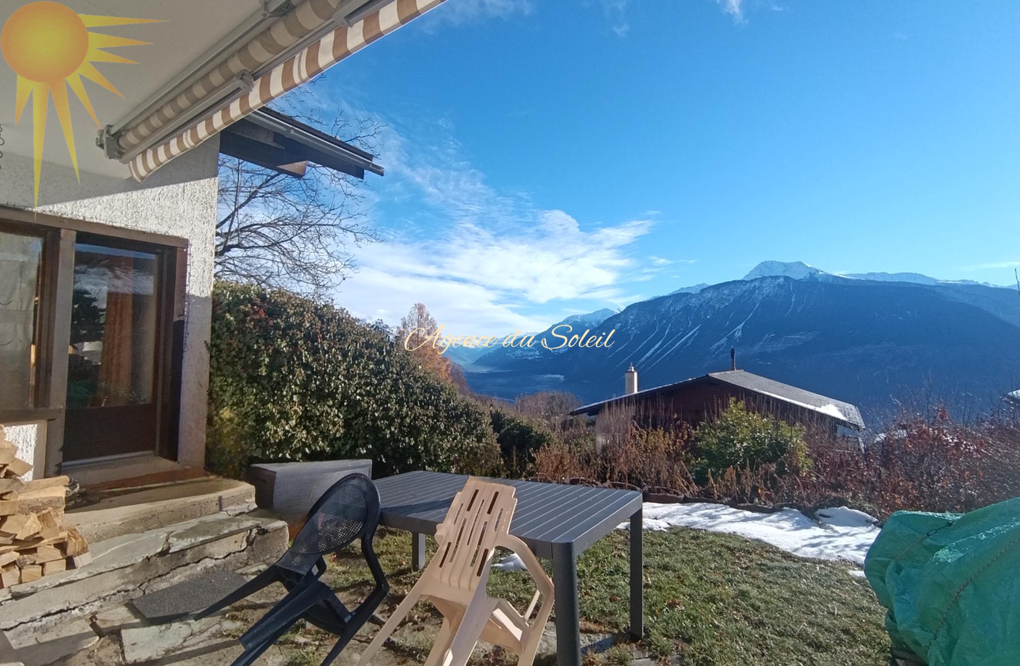Alpen-Terrasse mit Bergblick