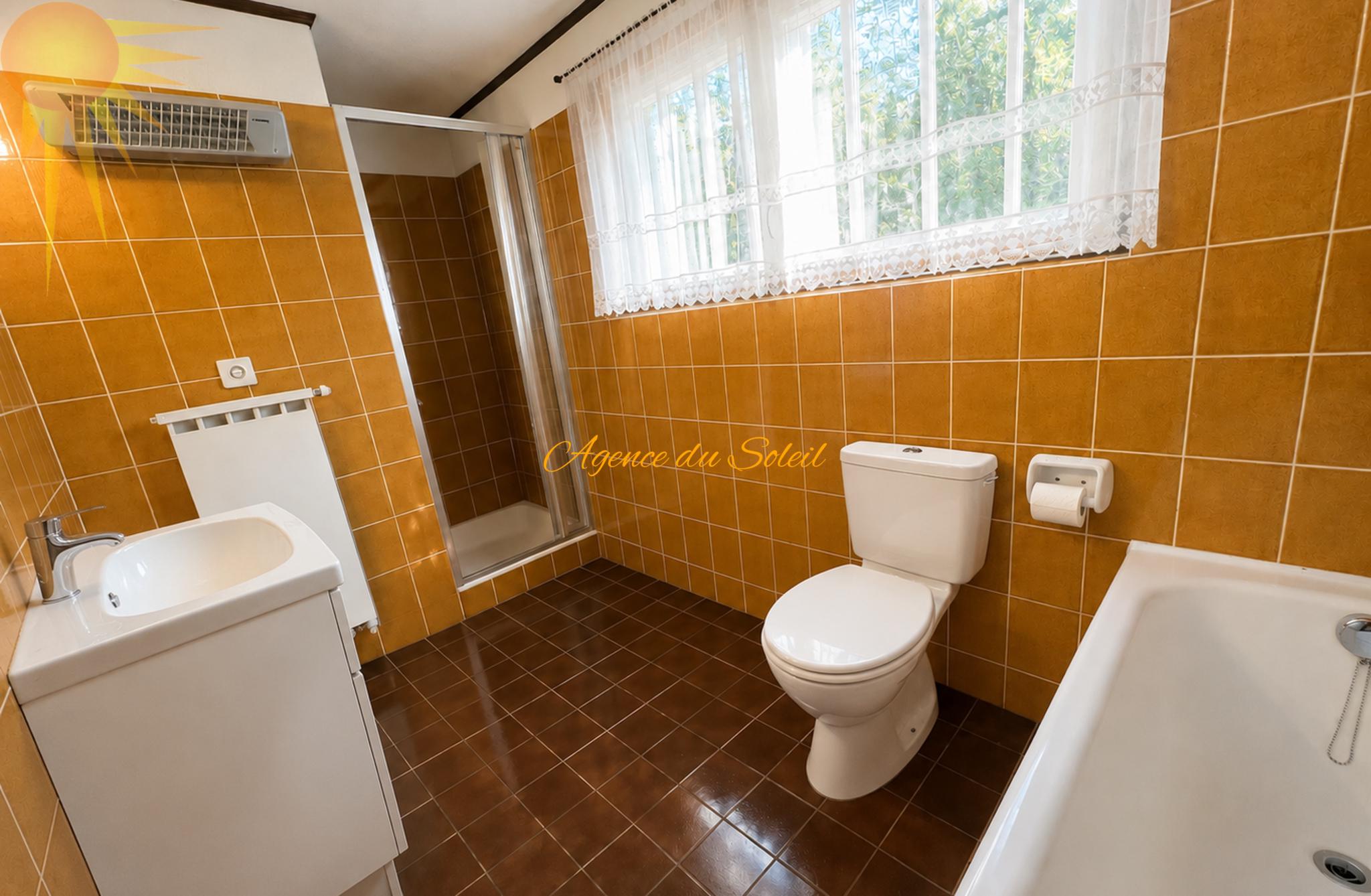 Badezimmer mit Retro-Fliesen und Badewanne