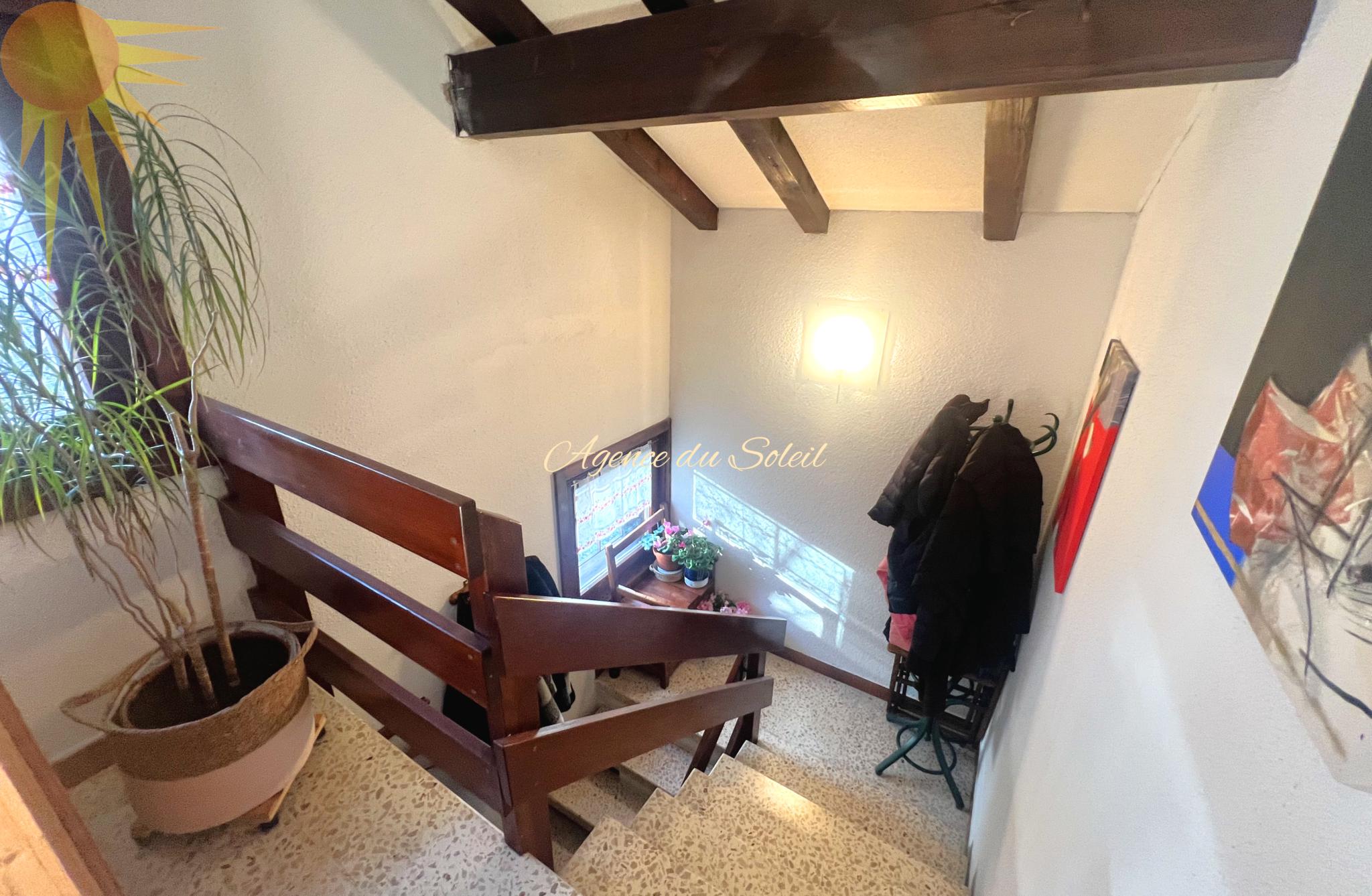 Treppenhaus mit Holzgeländer und Pflanze