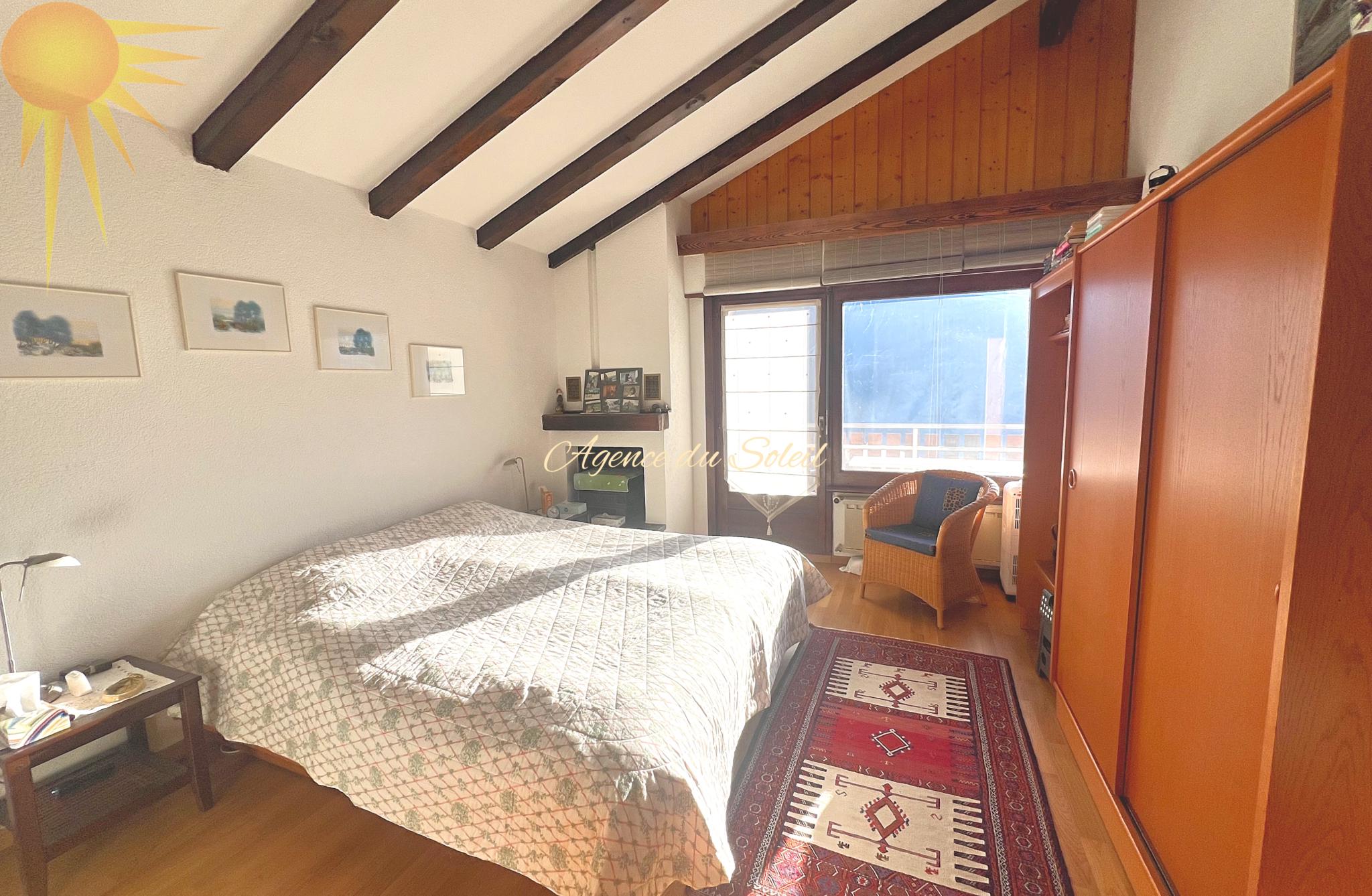 Helles Schlafzimmer mit Dachschrägen