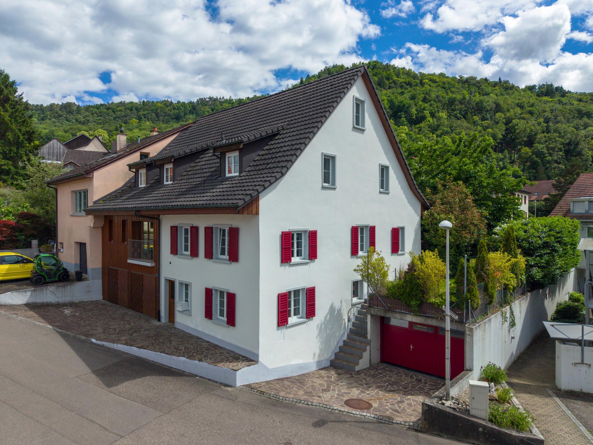 Einfamilienhaus mit Satteldach und Bergkulisse