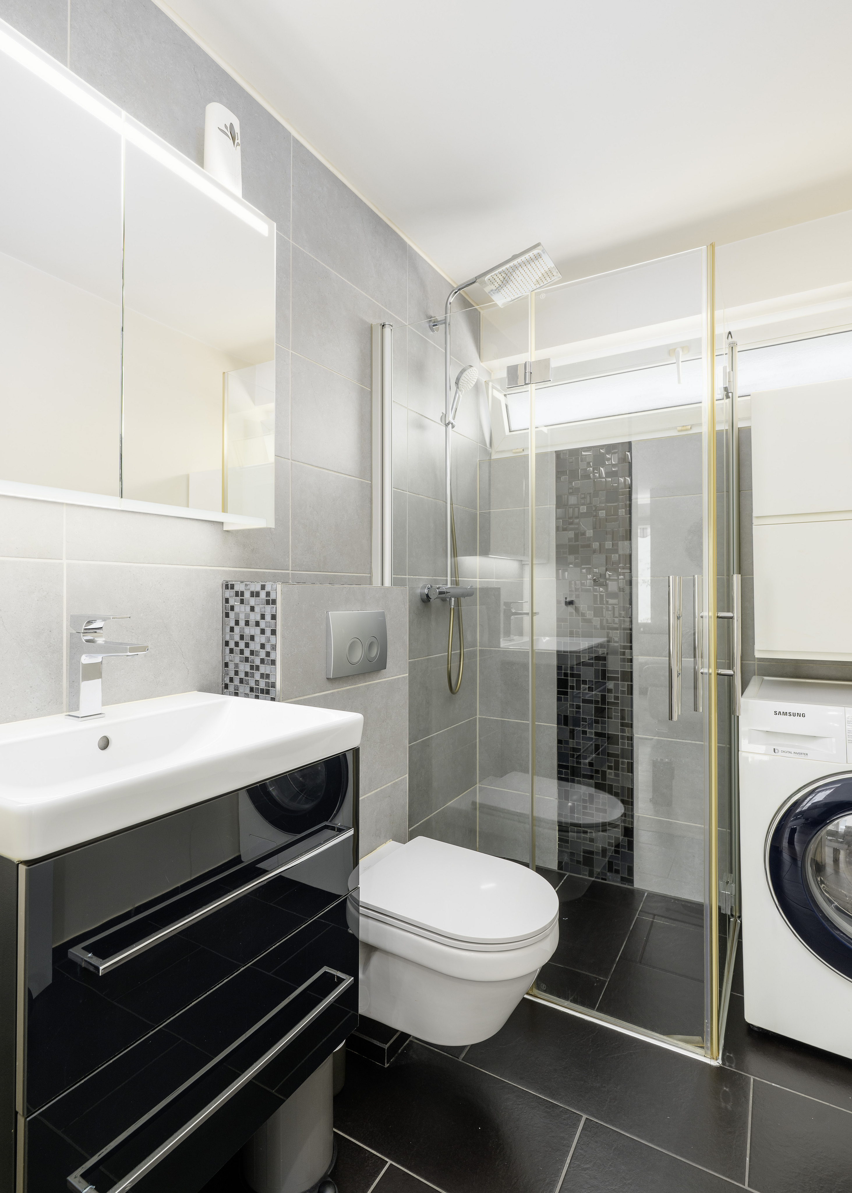 Modernes Bad mit Duschbereich und Waschplatz