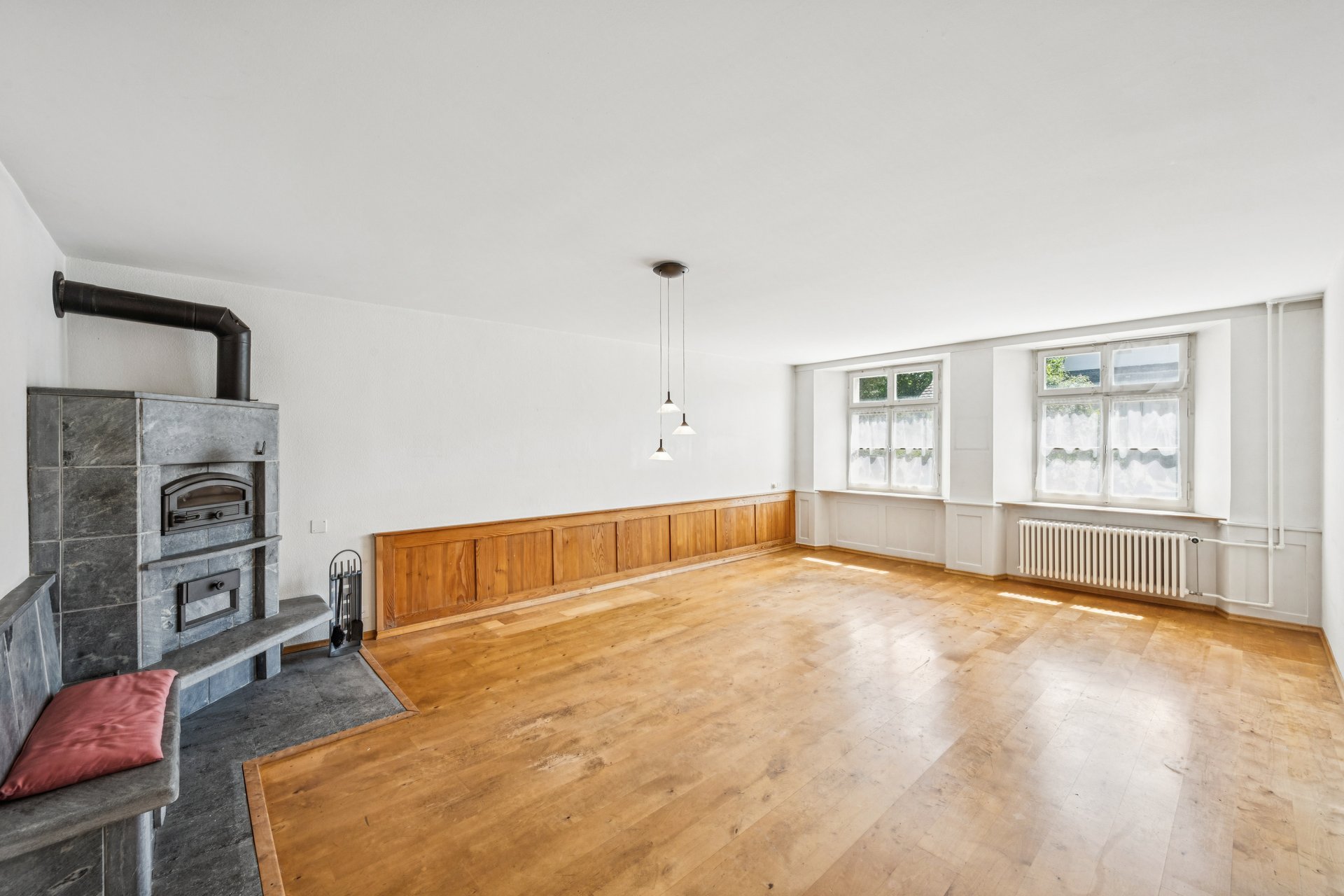 Wohnzimmer mit Kaminofen und Holzboden