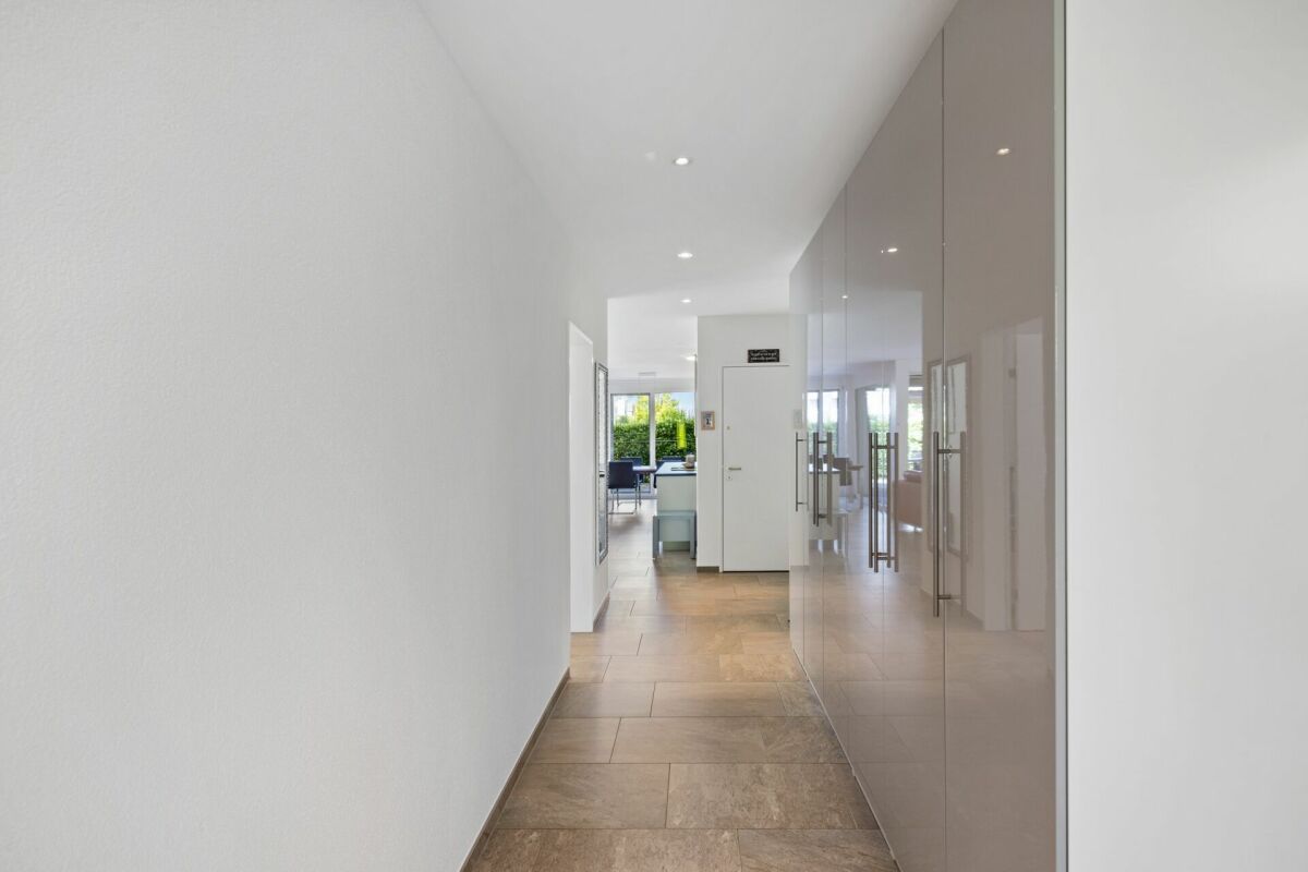 Heller, moderner Flur mit Einbauschrank