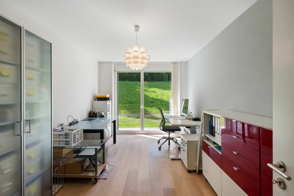 Helles Homeoffice mit Gartenblick