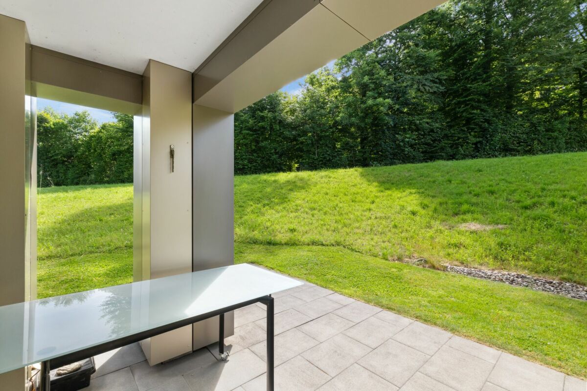 Überdachte Terrasse mit Gartenblick
