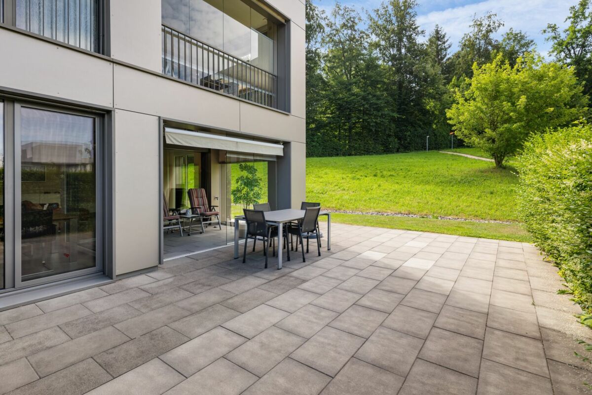 Terrasse eines modernen Hauses mit Gartenblick