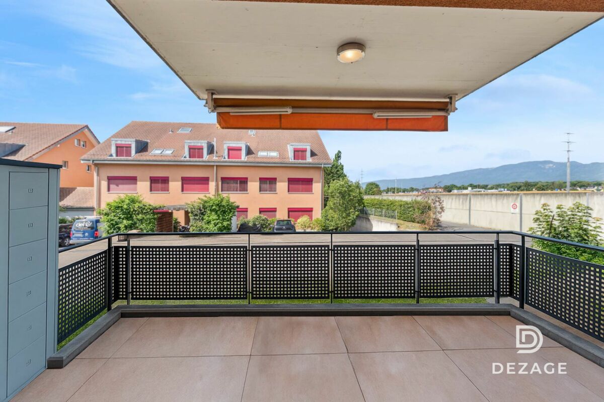 Balkon mit Blick auf Wohnhäuser und Berge
