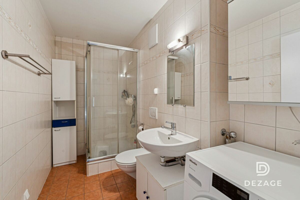 Badezimmer mit Dusche und Waschtisch