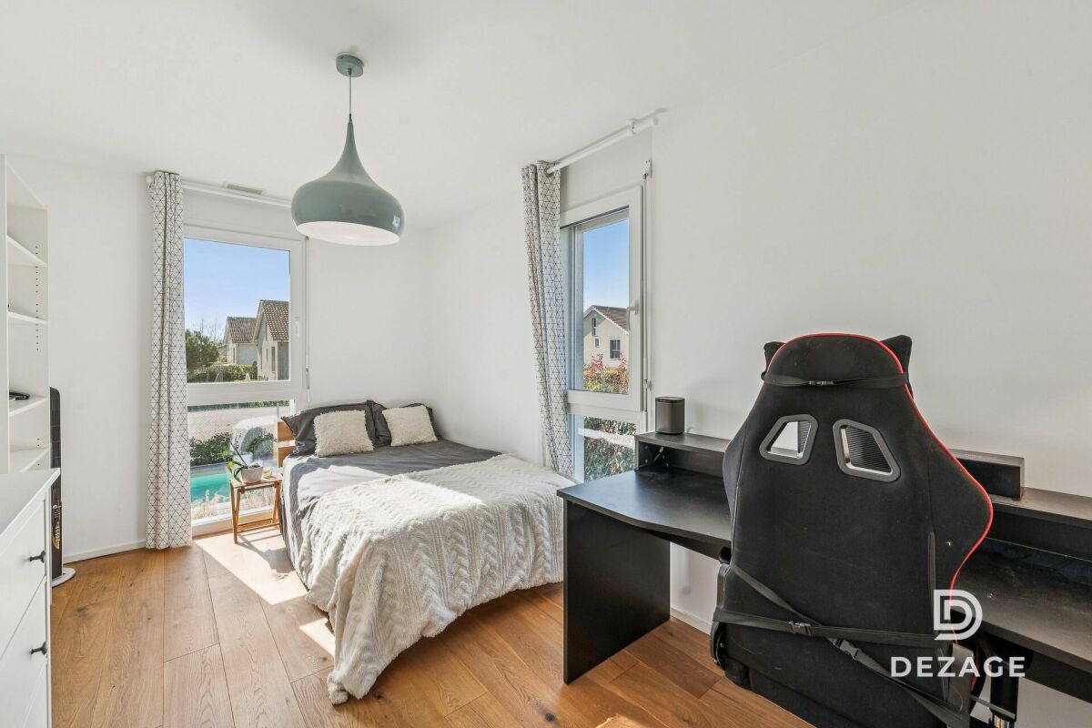 Helles Schlafzimmer mit Arbeitsplatz