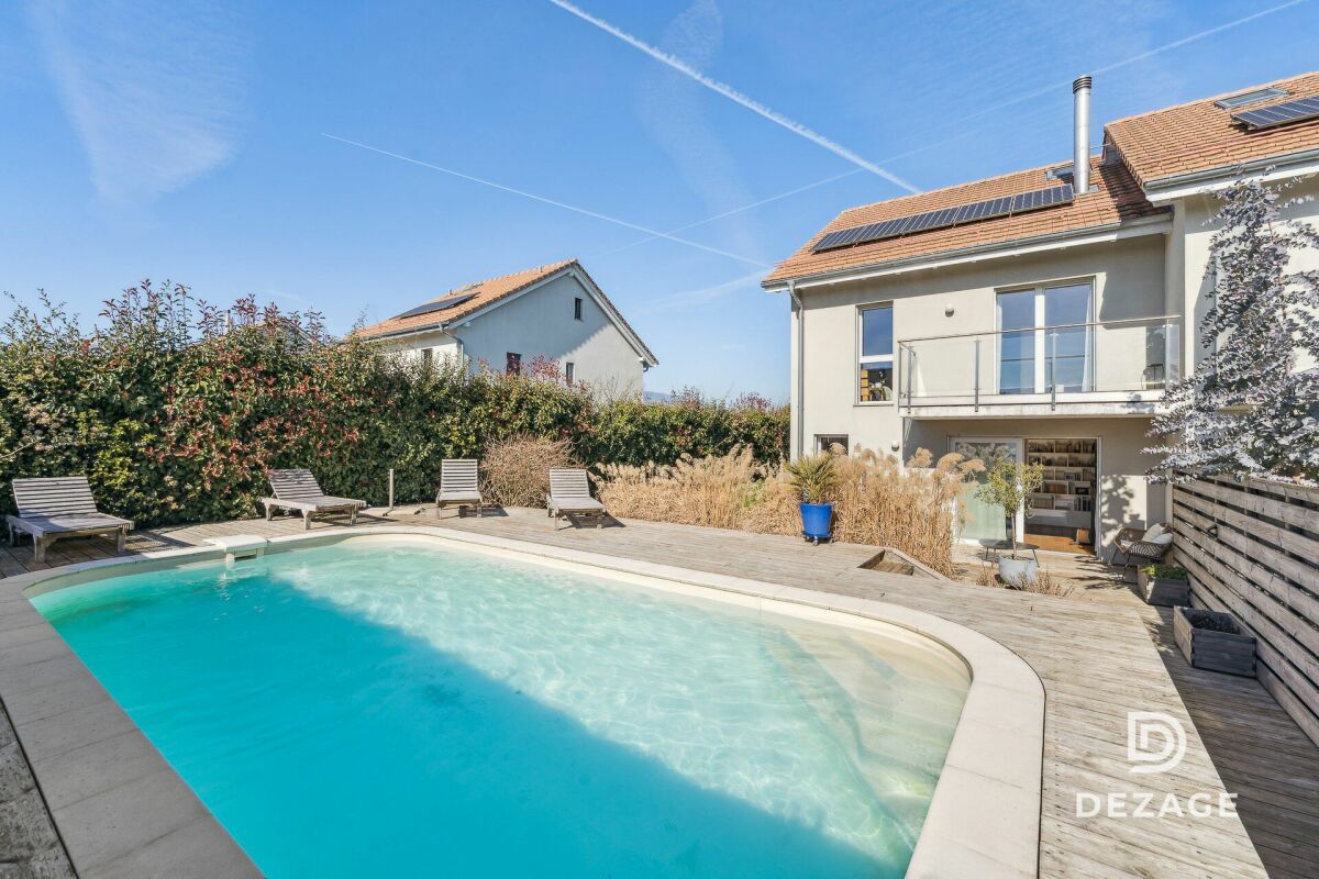 Außenbereich mit Pool und Terrasse