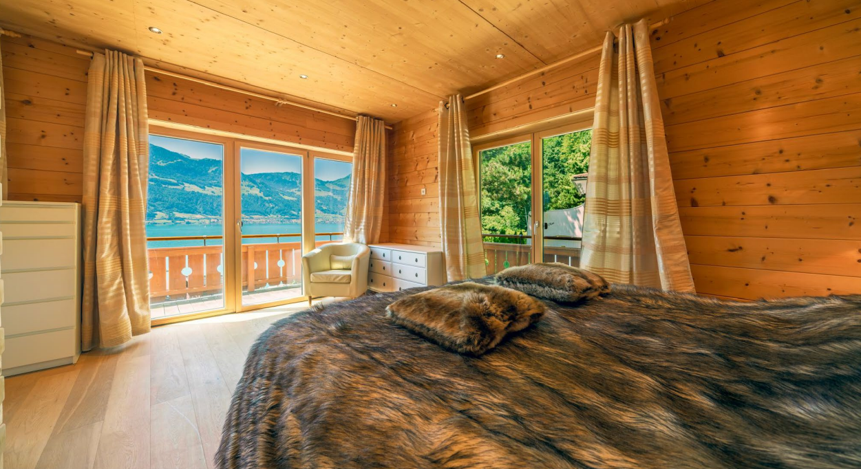 Holzverkleidetes Schlafzimmer mit Seeblick