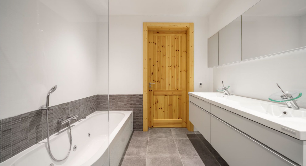 Modernes Badezimmer mit Badewanne und Doppelwaschtisch