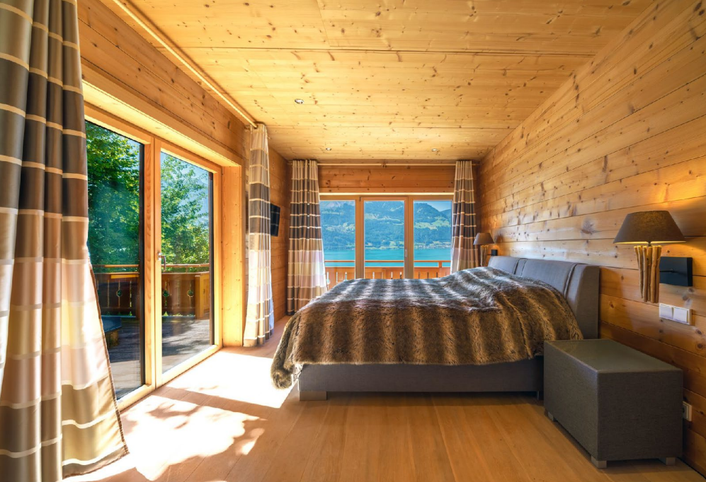 Helles Holz-Schlafzimmer mit Seeblick