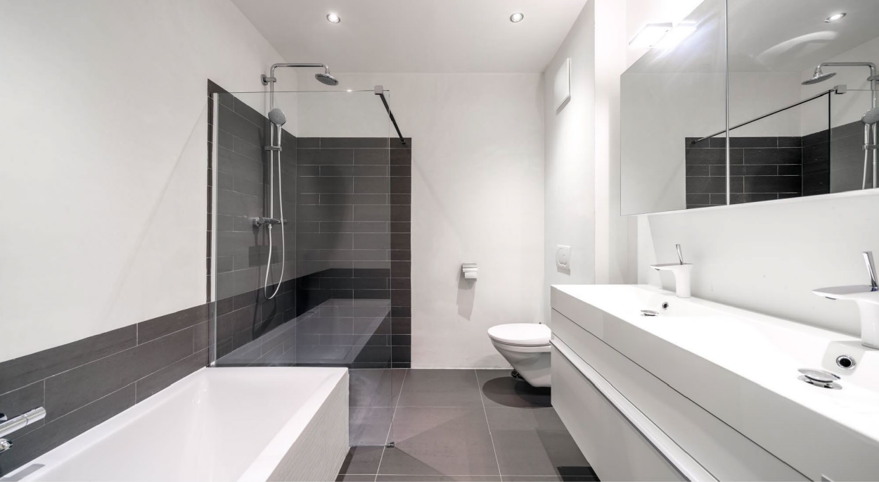 Modernes Badezimmer mit Badewanne und Walk-in-Dusche