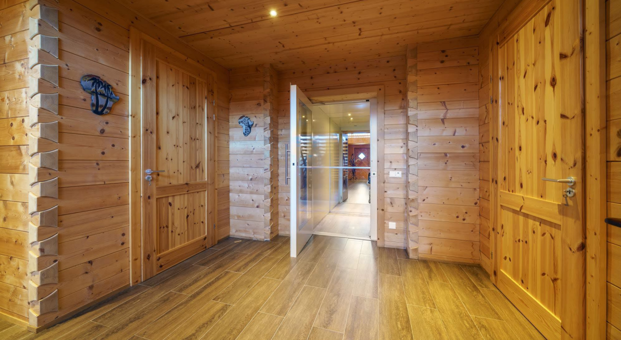 Holzvertäfelter Flur mit zwei Türen
