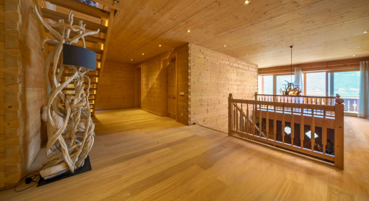 Heller Holzgalerie mit Treppenbereich