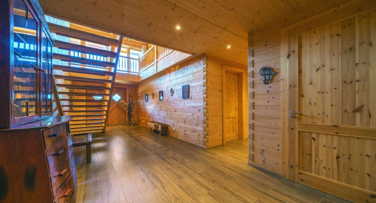 Holzverkleideter Eingangsbereich mit Treppe