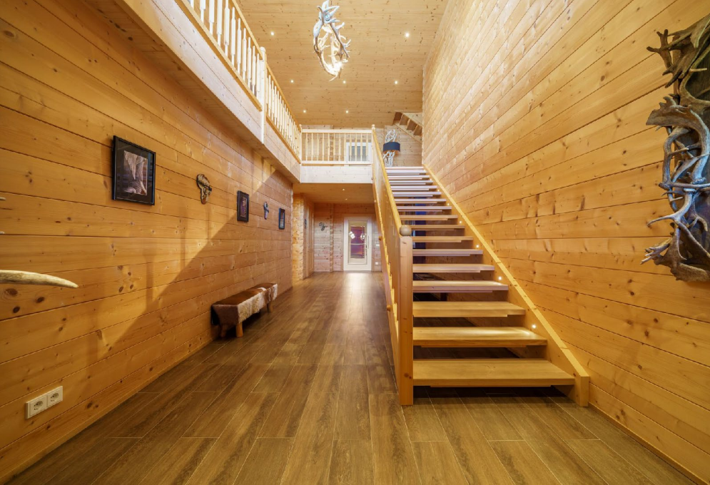 Holzverkleideter Flur mit Treppe