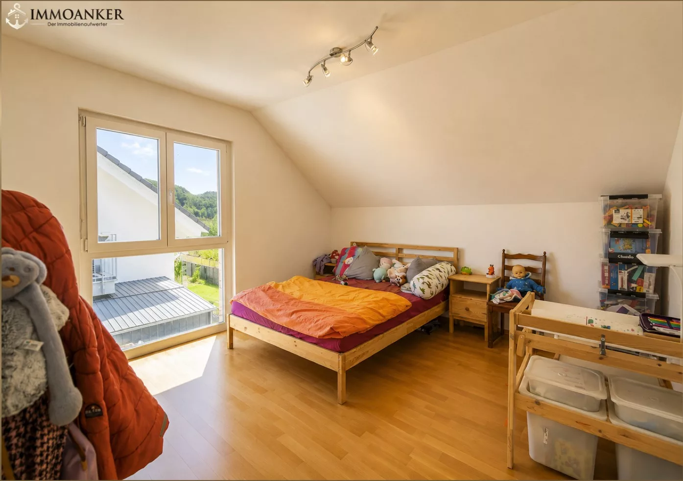 Helles Kinderzimmer unterm Dach