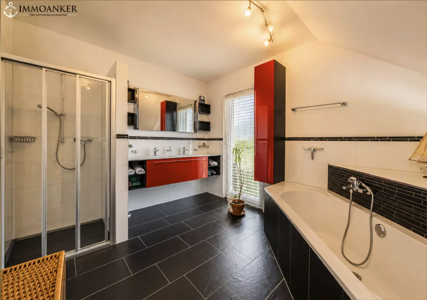 Modernes Badezimmer mit Dusche und Badewanne