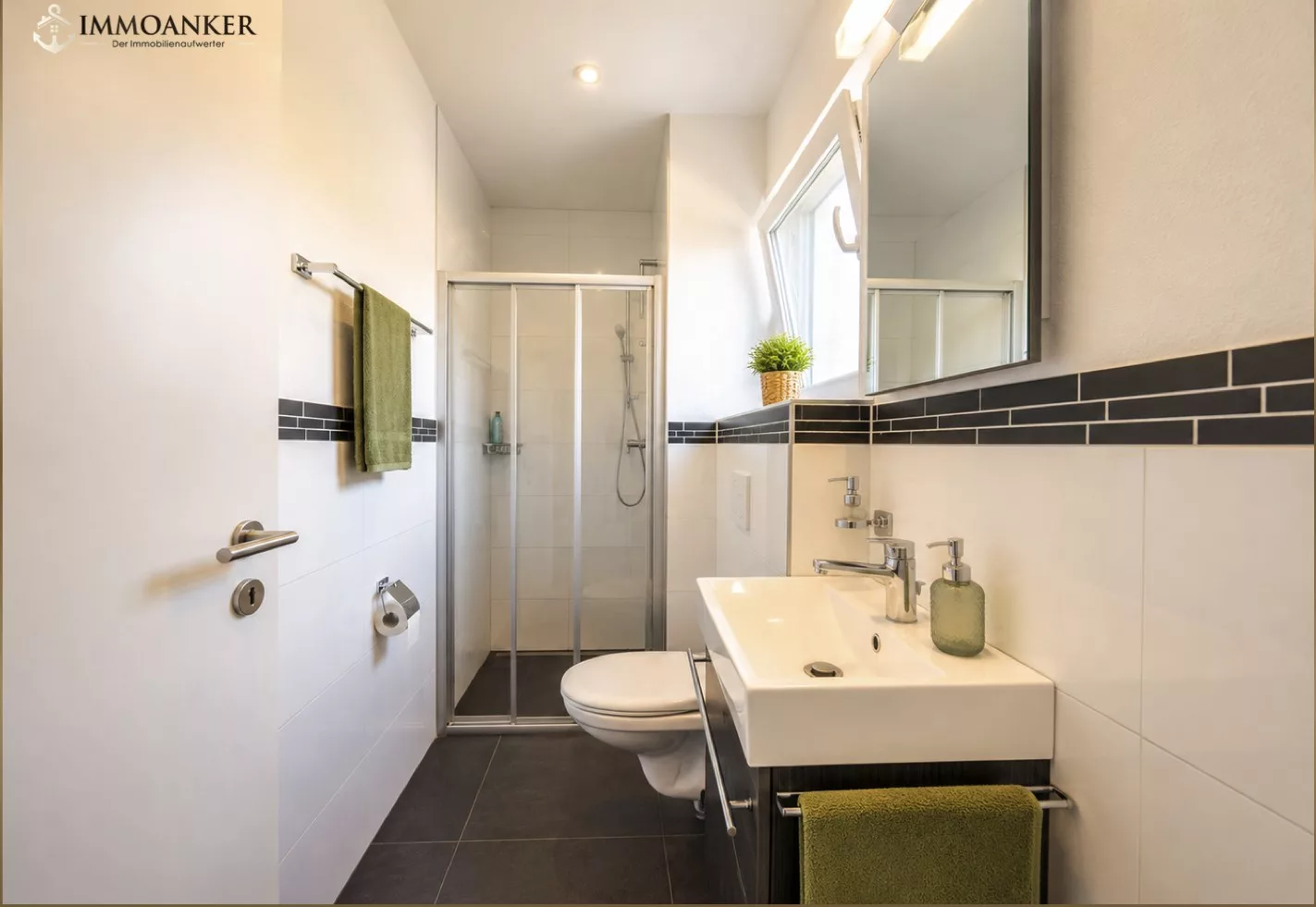 Modernes Gästebad mit Dusche