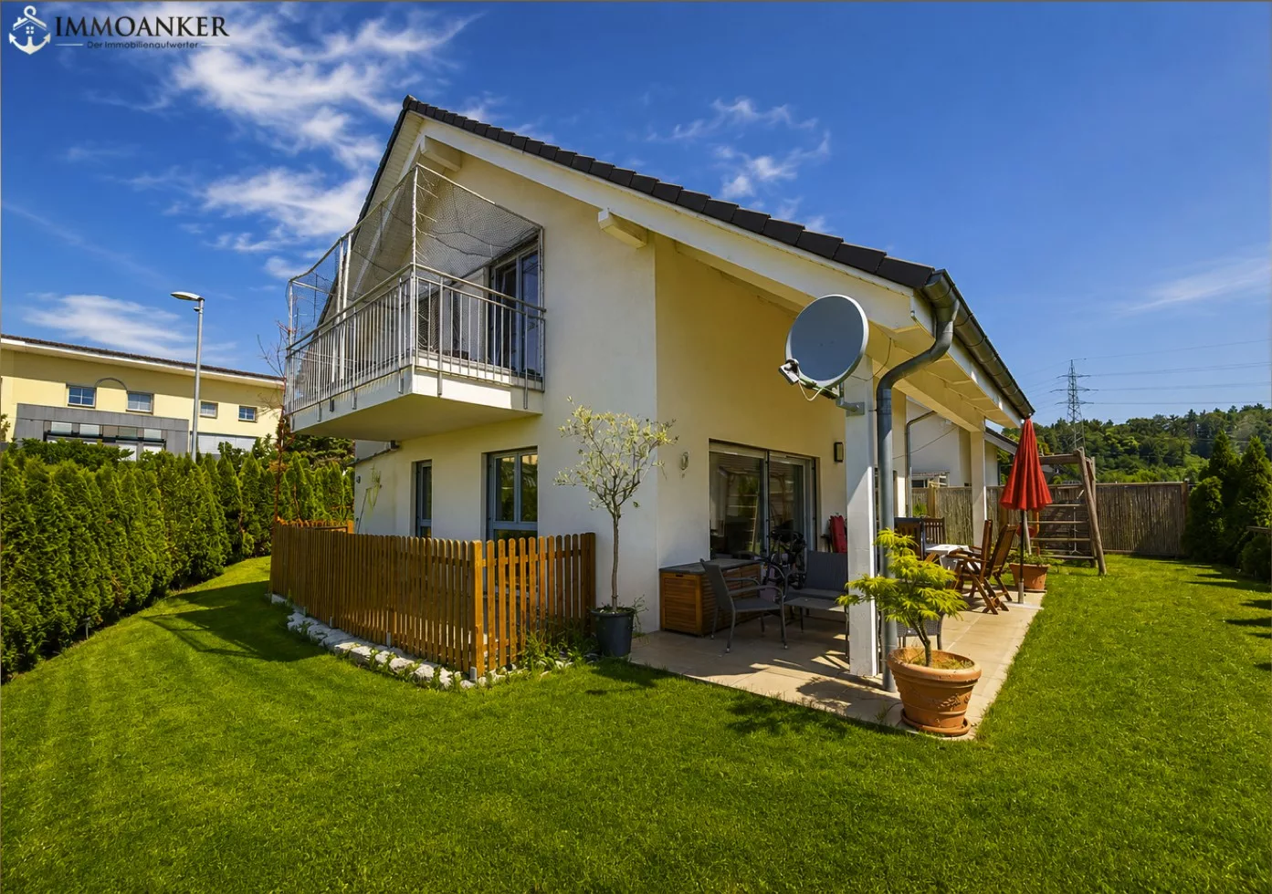 Haus mit Garten und Balkon