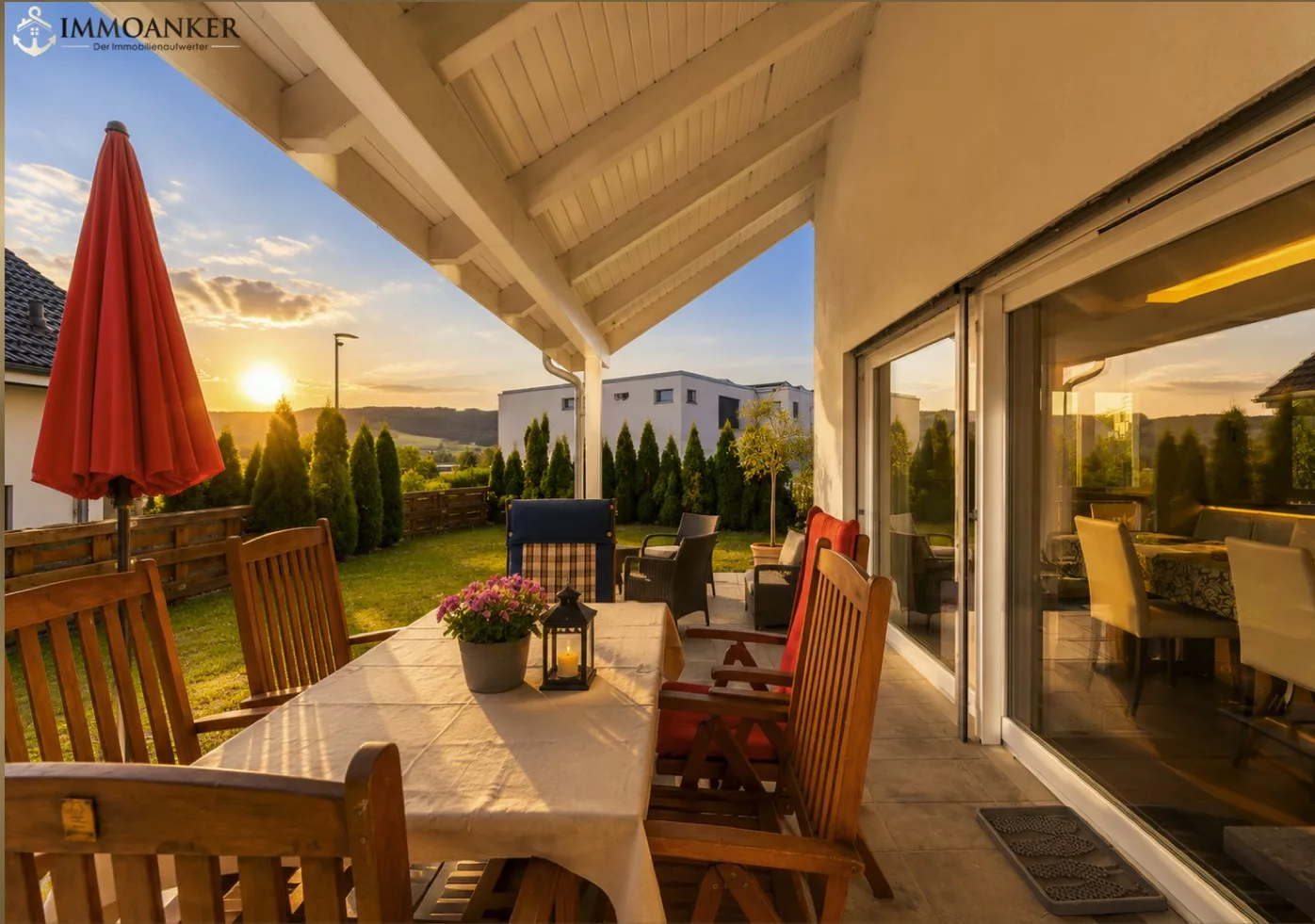 Überdachte Terrasse mit Sonnenuntergang