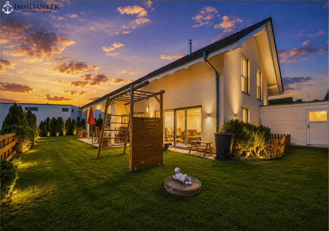 Einfamilienhaus mit Garten bei Sonnenuntergang