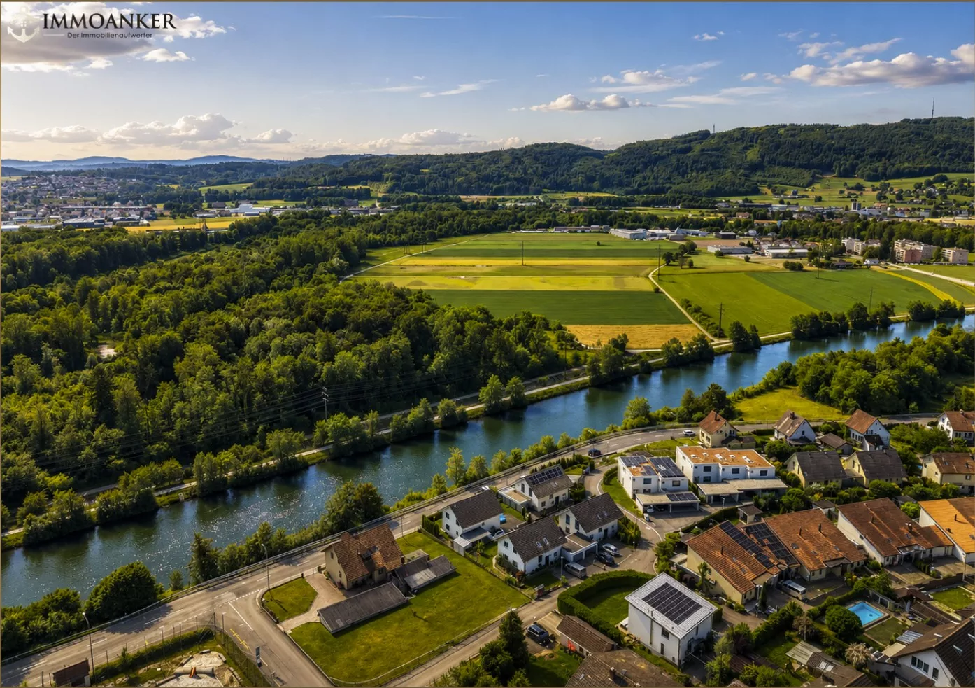 Luftaufnahme einer Fluss- und Siedlungslandschaft